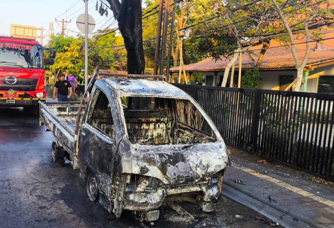 Pickup Bawa 400 Liter Pertamax Terbakar di Bypass Ngurah Rai, Sopir Panik Tinggalkan Mobil