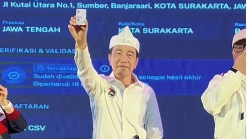 Jokowi Pamer KTA PSI di Depan Kader Bandung, Ini Isi Kartunya