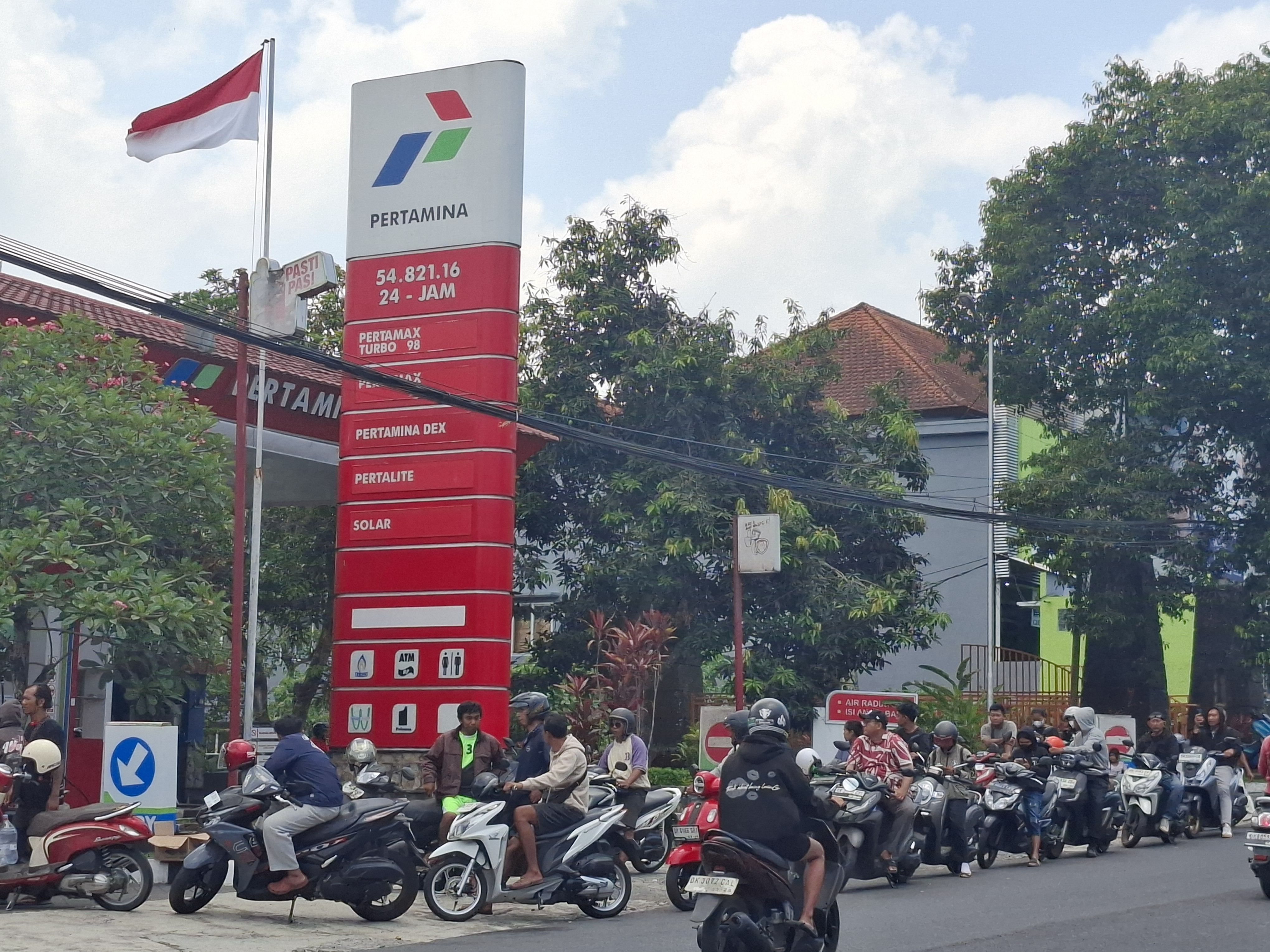 Antrean BBM Mengular di Denpasar, Pertamina Datangkan 26.200 KL untuk Perkuat Pasokan Bali