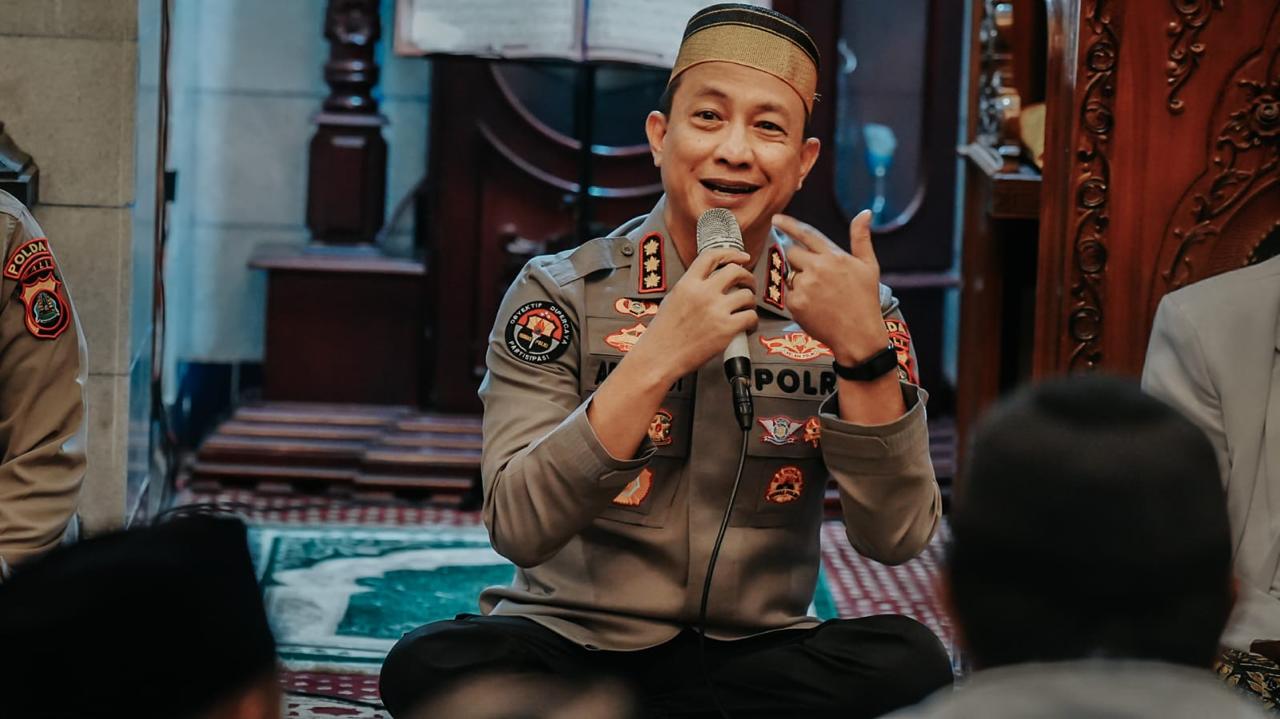 Polda Bali Sambangi Jemaah Masjid Al-Hikmah Lewat ’Suling’, Ingatkan Bahaya Hoaks dan Narkoba