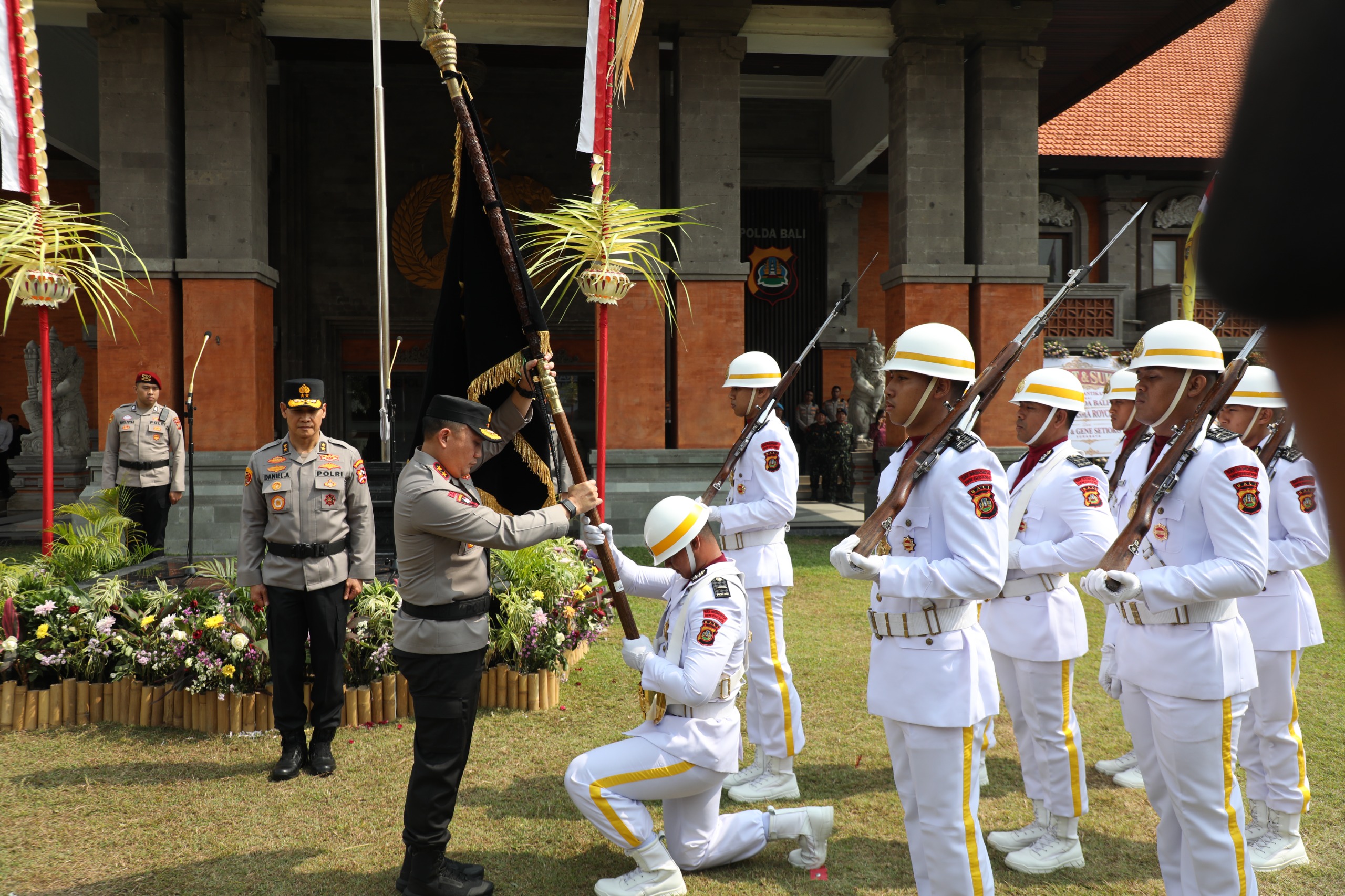 Pataka “Sura Dwipa Sarva Bavena” Diserahkan, Pasma Royce Resmi Pimpin Polda Bali