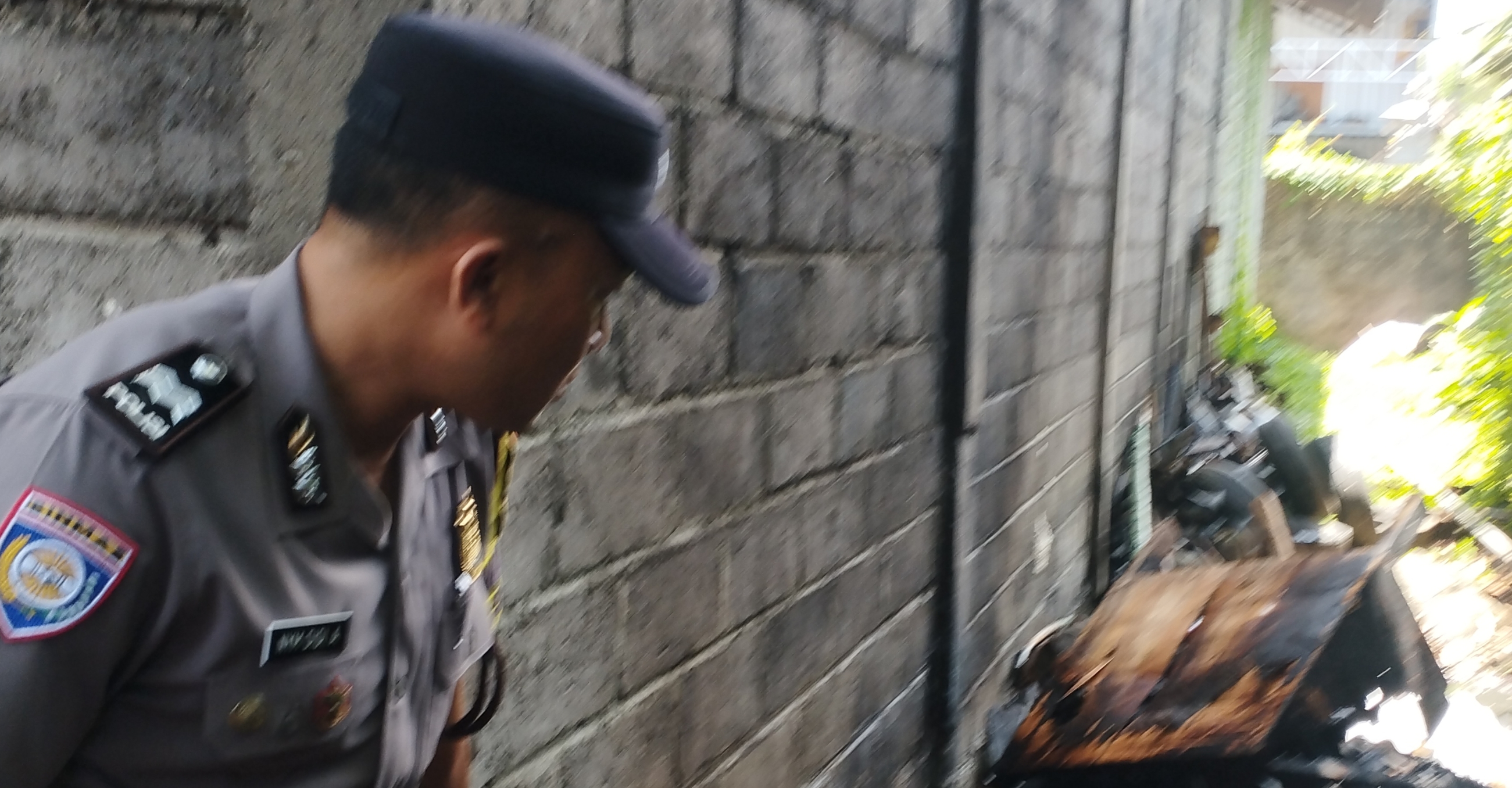 Kobaran Api Muncul dari Belakang Gudang Sparepart di Denpasar, 3 Mobil Damkar Dikerahkan