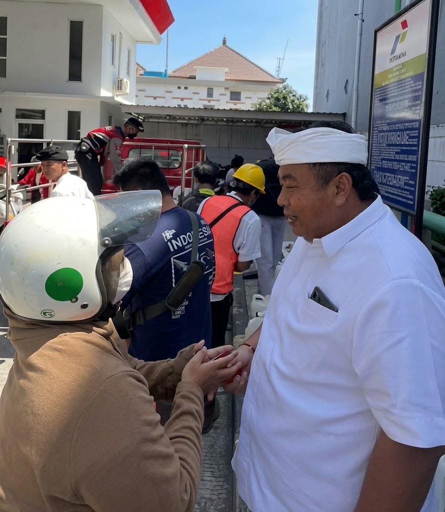 Nyoman Parta Salurkan 1.857 Liter dengan Jerigen, Urai Antrean di SPBU Wilayah Gianyar