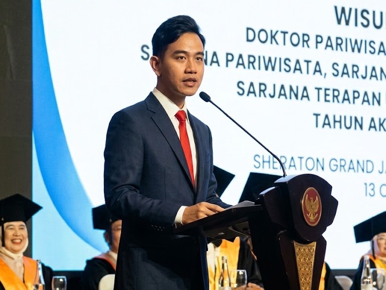 Gibran Baca Pantun di Hadapan 669 Wisudawan Trisakti, Singgung Pariwisata Berkualitas
