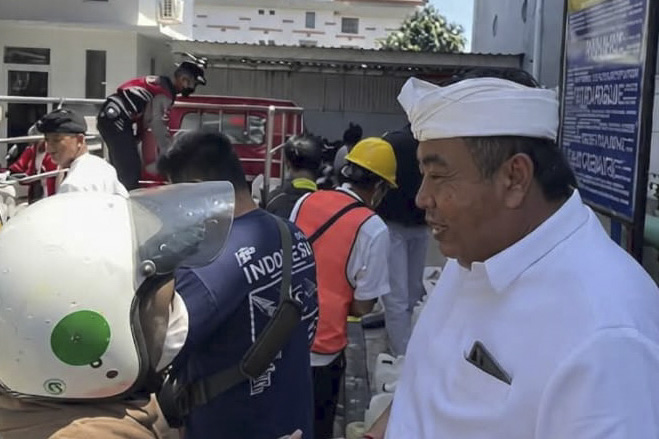 Turun Langsung di Tengah Antrean BBM, Nyoman Parta Salurkan 1.857 Liter untuk Bantu Warga Gianyar