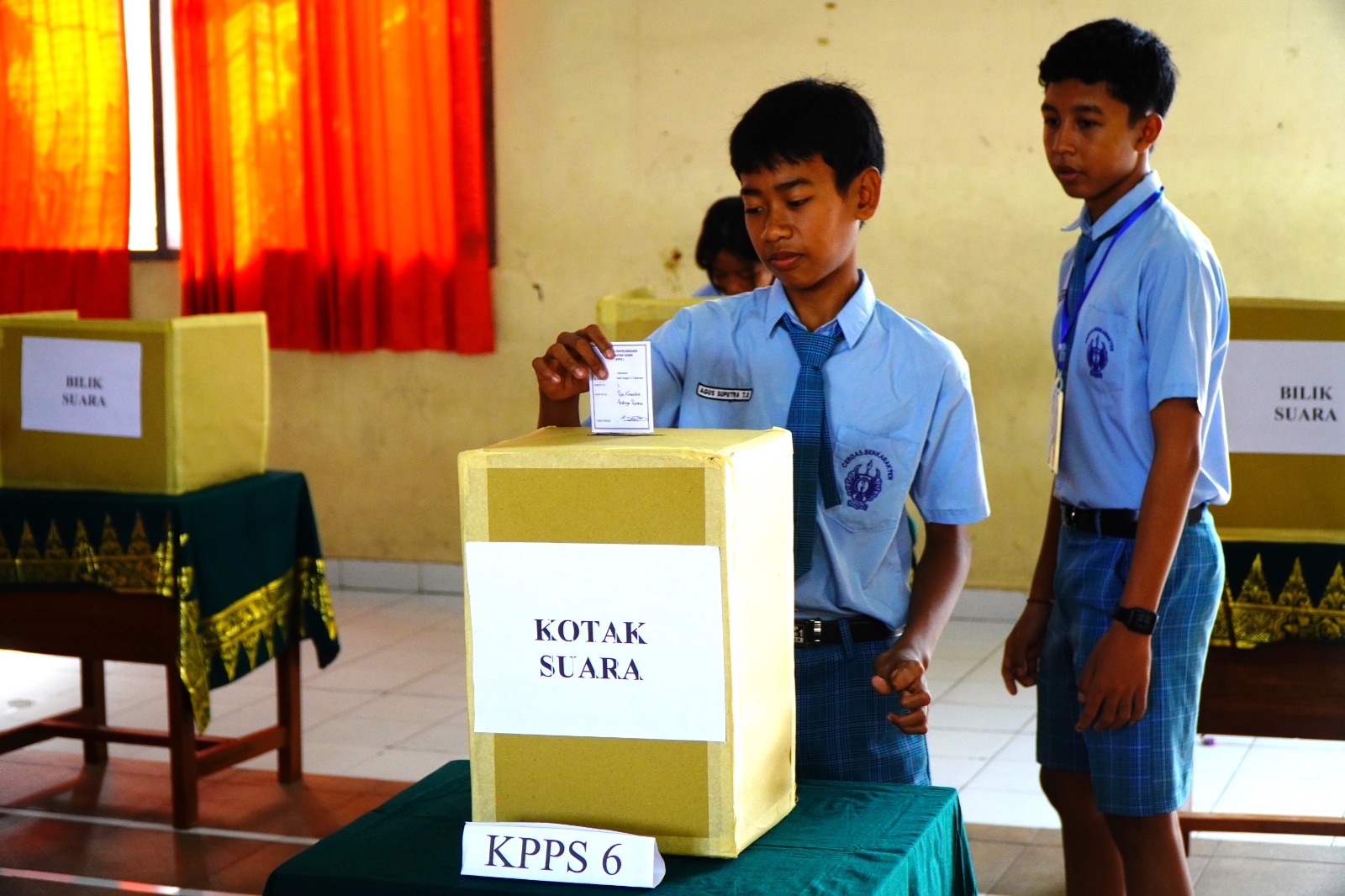 Demokrasi Dimulai dari Sekolah, Bupati Sanjaya Apresiasi Nyoblos Serentak Pemilos di Tabanan