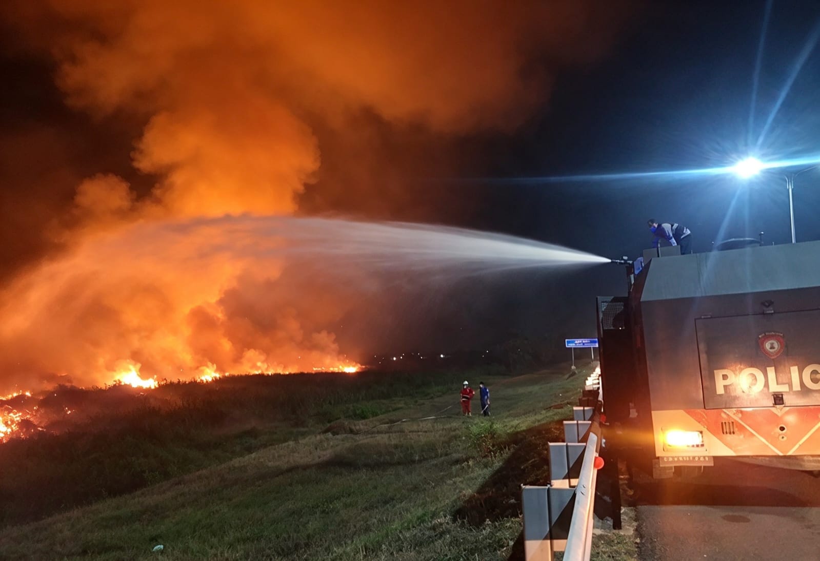 Karhutla Kepung Tol Palindra, HKA Kerahkan 25 Personel dan Siagakan Water Tank 5.000 Liter