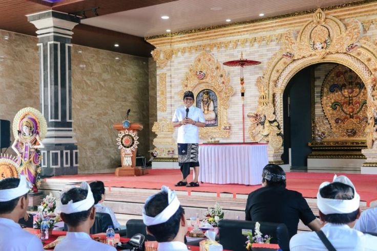 Bupati Giri Prasta disaat menghadiri Pemelaspasan sekaligus meresmikan Balai Budaya Banjar Adat Cepaka, Kelurahan Kapal, Kecamatan Mengwi ditandai dengan pemukulan gong, Jumat (13/1).